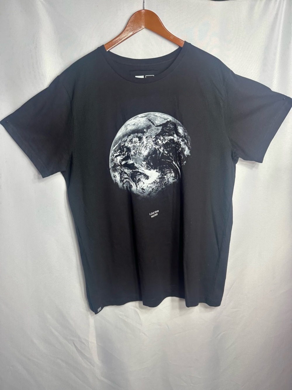 Black Short-Sleeve Graphic Tee with Earth Print size XL like new - Picture 1 of 7